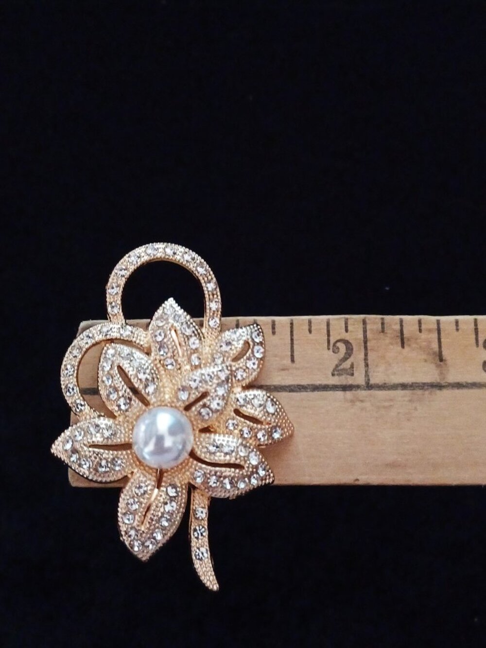 Lovely Gold Tone Rhinestone Brooch - Picture 3 of 4